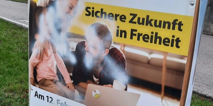 Beschmiertes Wahlplakat der SVP in Eidberg. SVP Winterthur