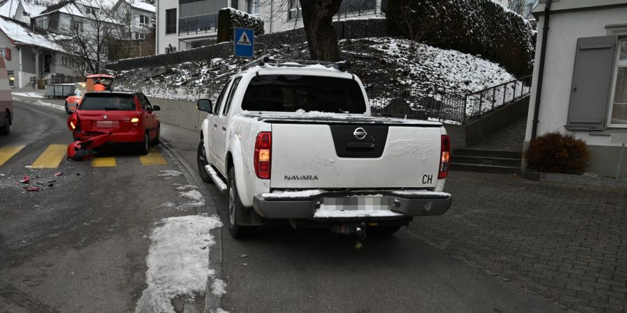Oberuzwil: Auffahrunfall zwischen Pick-up und Auto