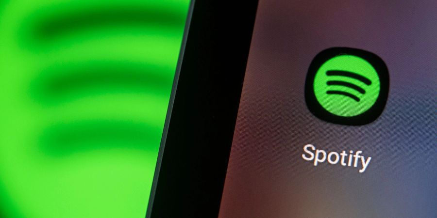 Das Logo der Spotify-App ist auf einem Smartphone: Der Musikstreamingdienst baut Belegschaft ab.