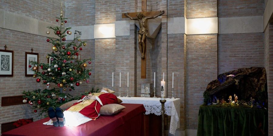 Der verstorbene emeritierte Papst Benedikt XVI. wird in der Kapelle des Klosters Mater Ecclesiae im Vatikan aufgebahrt.