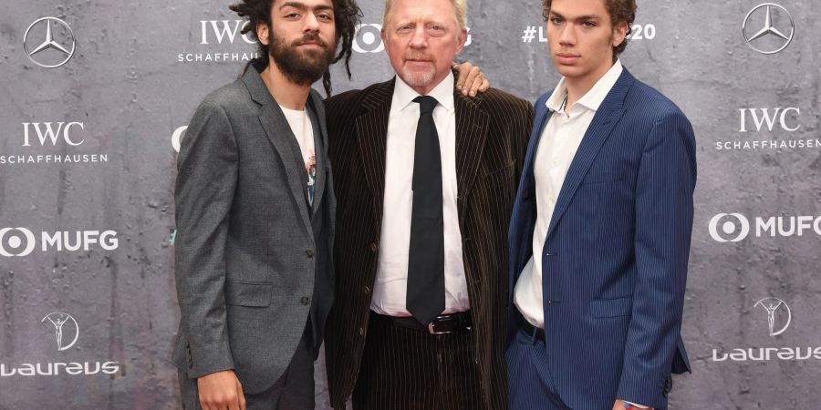 Boris Becker (m) mit seinen Söhnen Noah (l) und Elias (r) bei der Verleihung der Laureus World Sports Awards 2020 in Berlin.