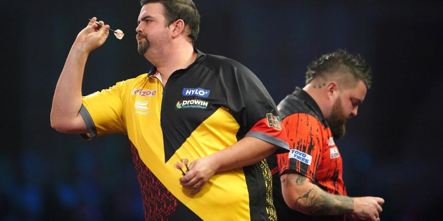 Darts: WM, Halbfinale, Clemens (Deutschland) - Smith (England) im Alexandra Palace: Gabriel Clemens (l) in Aktion.