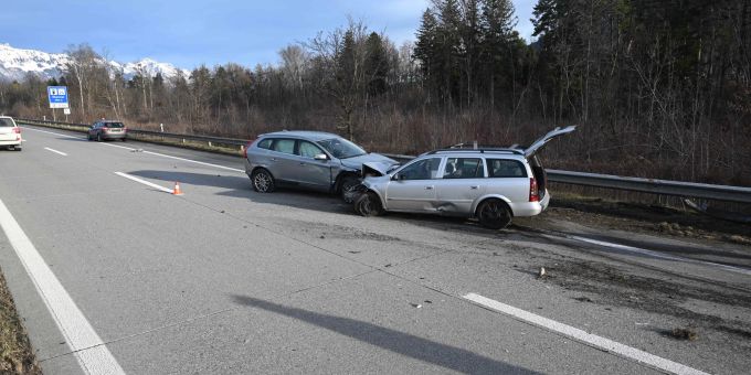 Sevelen: Lenker prallt auf A13 in Autoheck eines Fahrzeugs. Sevelen Unfall