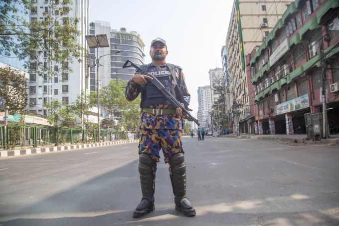 Ein Polizist in Dhaka, Bangladesch. Polizei