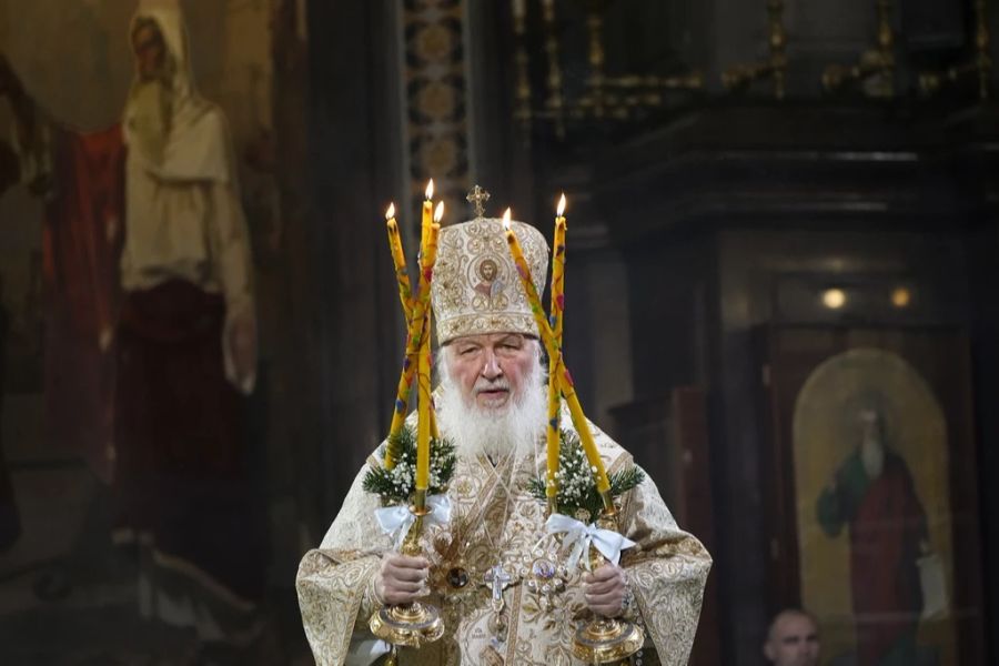 Der russische Patriarch Kirill hält den Weihnachtsgottesdienst in der Christ-Erlöser-Kathedrale in Moskau. Er gilt als einer der glühendsten Unterstützer Putins im Ukraine-Krieg.