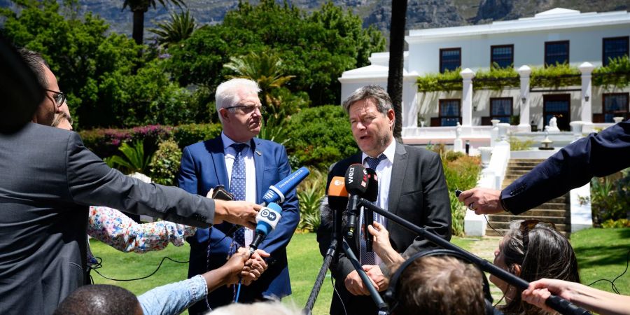 Robert Habeck (Bündnis 90/Die Grünen, r), Bundesminister für Wirtschaft und Klimaschutz, und Alan Winde, Regierungschef der Provinz Western Cape treten nach ihrem Gespräch im Leeuwenhof vor die Presse.