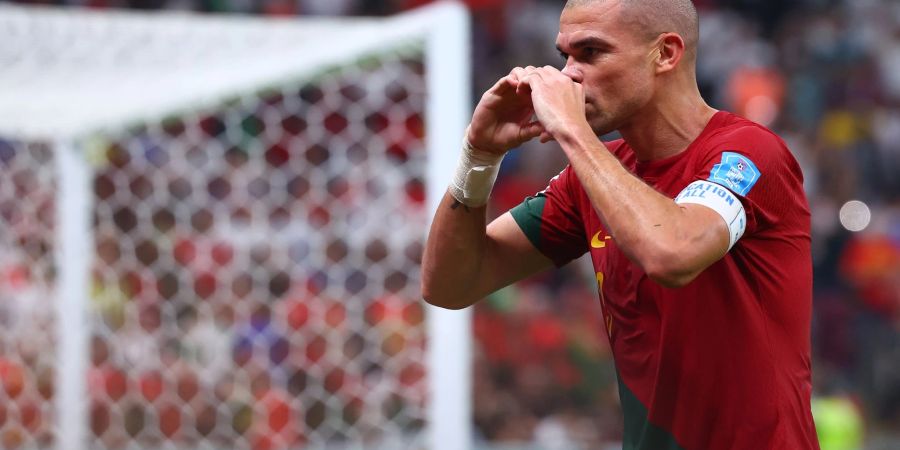 Portugals Pepe feiert sein Tor gegen die Schweiz.