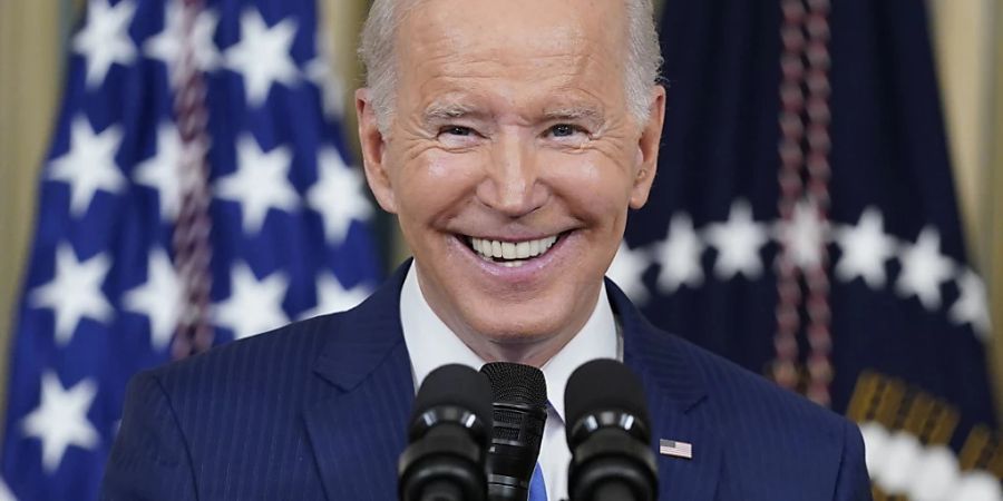 ARCHIV - Joe Biden, Präsident der USA, lacht im State Dining Room des Weissen Hauses in Washington. Foto: Susan Walsh/AP/dpa