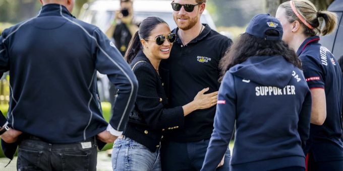 Selbst für diesen Jeans-Look blätterte Meghan Markle noch gute 7500 Franken hin. Meghan Markle prinz Harry