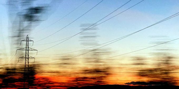 Stromleitung und Strommast mit Abendstimmung. (Symbolbild) Stromausfall