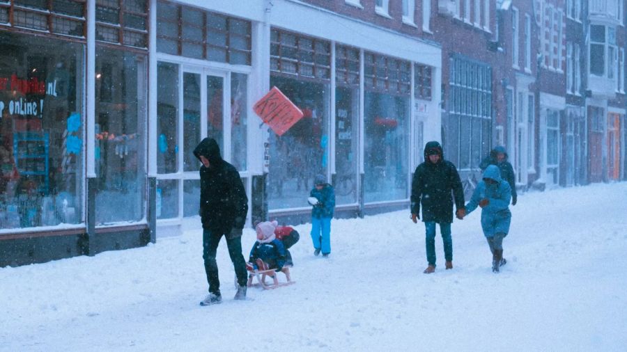 Familie Innenstadt Schlitten Schnee