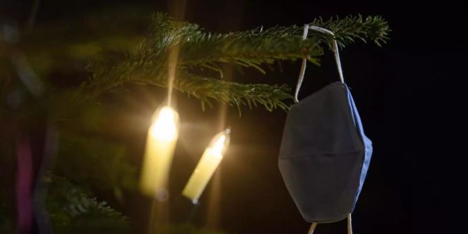 Zur Sicherheit lieber mit Maske: Weihnachten findet schon zum zweiten Mal unter den Bedingungen der Corona-Pandemie statt. Foto: Robert Michael/dpa-Zentralbild/dpa Zur Sicherheit lieber mit Maske: Weihnachten findet schon zum zweiten Mal unter den Bedingungen der Corona-Pandemie statt. Foto: Robert Michael/dpa-Zentralbild/dpa