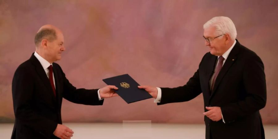Steinmeier ernennt neuen Kanzler Scholz