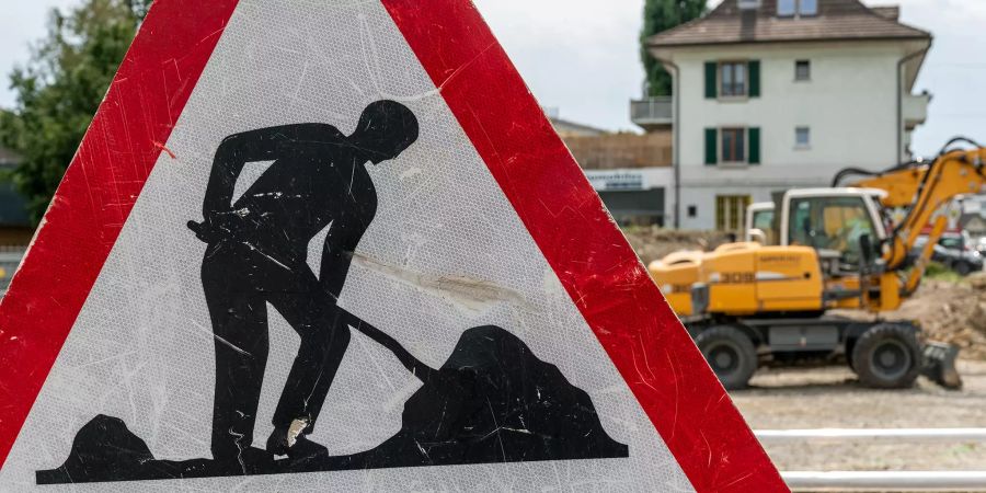 Baustellenschild am Aalmattenweg in Nidau.