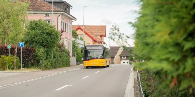 Busdurchfahrt bei der Oberdorferstrasse in Niederhelfenschwil. Busdurchfahrt bei der Oberdorferstrasse in Niederhelfenschwil.