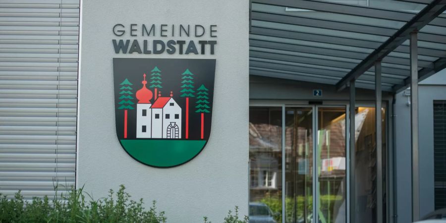 Gemeindewappen bei dem Gemeindehaus in Waldstatt.