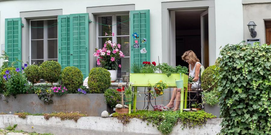 Altstadtleben auf dem Balkon in Burgdorf.