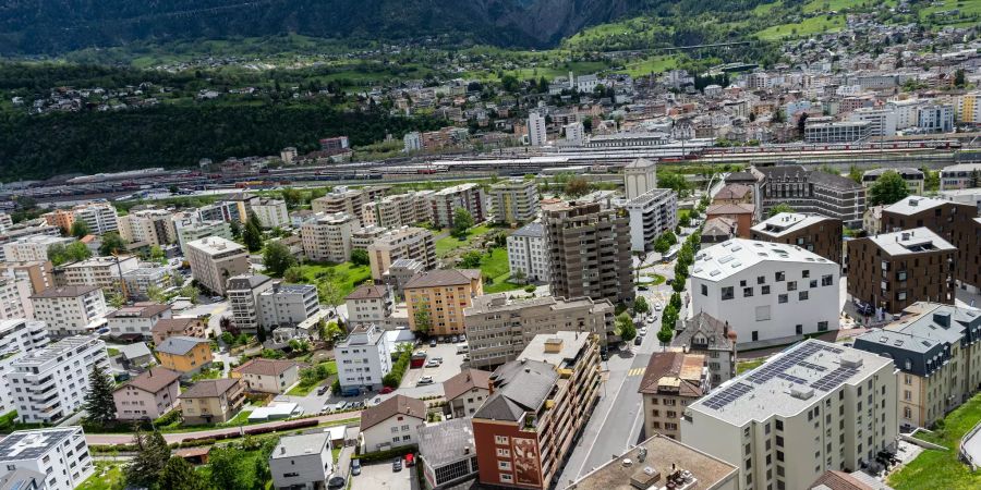 Blick auf Naters und den Bahnhofstrasse-Furkastrassekreisel, das World Nature Forum und hinten den Bahnhof Brig und Brig-Gils.