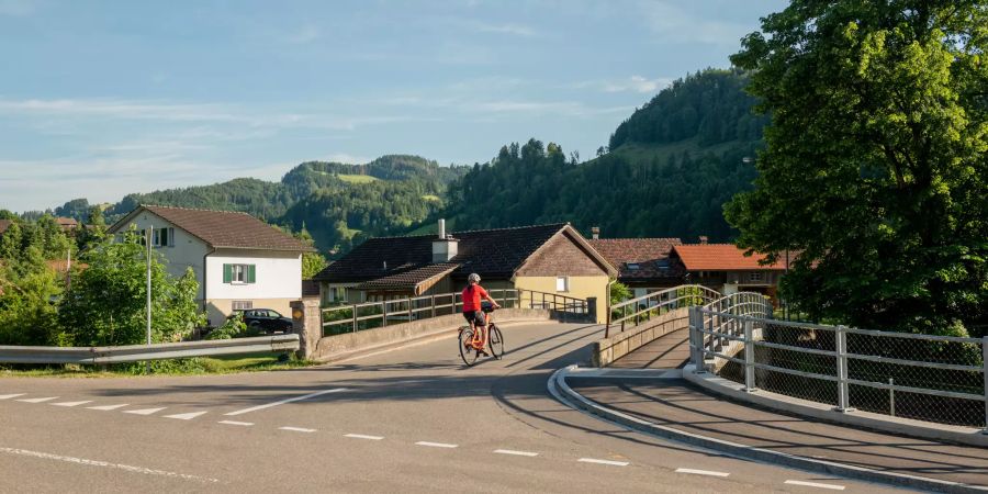 Brücke über dem Necker bei der Hauptstrasse im Neckertal im Toggenburg.