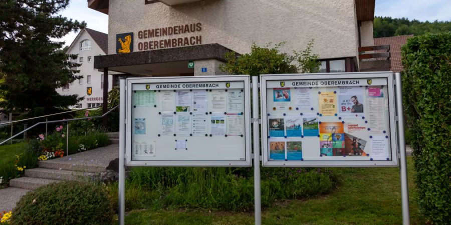 Gemeindehaus mit Informationstafel in Oberembrach.