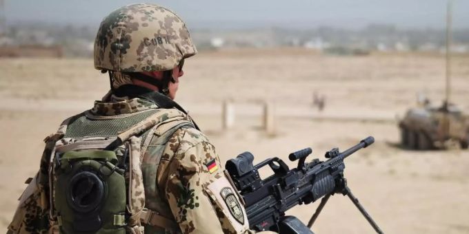 Ein Soldat der Bundeswehr sichert am Stadtrand von Kundus ein Gebäude (Archiv). Die Deutschen sind grundsätzlich dafür, dass Bundeswehrsoldaten im Ausland eingesetzt werden. Foto: Hannibal Hanschke/dpa Ein Soldat der Bundeswehr sichert am Stadtrand von Kundus ein Gebäude (Archiv). Die Deutschen sind grundsätzlich dafür, dass Bundeswehrsoldaten im Ausland eingesetzt werden. Foto: Hannibal Hanschke/dpa