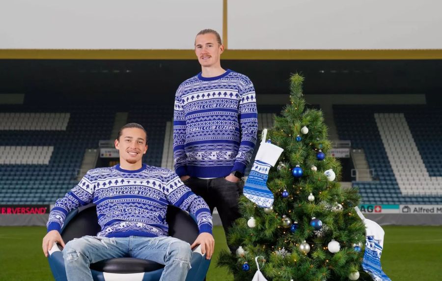 Verteidiger Marvin Schulz (rechts) scheint vom Pullover nicht gerade begeistert zu sein.