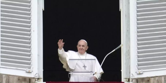 Papst Franziskus winkt aus seinem Fenster, während er das Angelus-Gebet auf dem Petersplatz spricht. Foto: Gregorio Borgia/AP/dpa Papst Franziskus winkt aus seinem Fenster, während er das Angelus-Gebet auf dem Petersplatz spricht. Foto: Gregorio Borgia/AP/dpa
