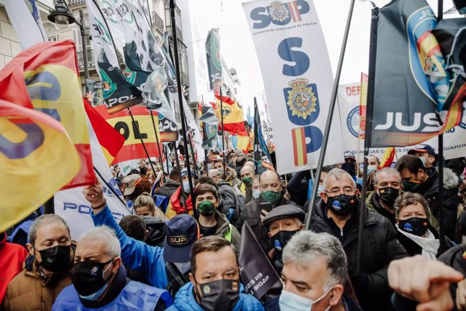 Die zahlreichen Demonstranten halten Fahnen und Banner der Polizeigewerkschaften SUP und Jusapol auf. Madrid Demo