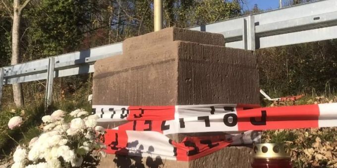 Absperrband der Polizei und Kerzen am Sockel eines Sandstein-Kreuzes in Büren-Breken, wo der Unfall geschah. Foto: Andreas Dunker/dpa Absperrband der Polizei und Kerzen am Sockel eines Sandstein-Kreuzes in Büren-Breken, wo der Unfall geschah. Foto: Andreas Dunker/dpa
