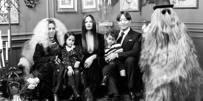 Neue Addams Family? - Chrissy Teigen zeigt ihr Halloween-Kostüm