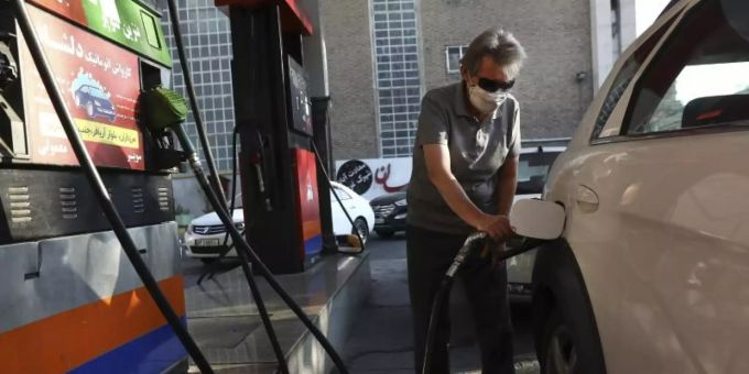 Ein Mann betankt sein Auto an einer Tankstelle. Der iranische Präsident hat den Cyberangriff auf das landesweite Zahlungssystem in Tankstellen scharf verurteilt. Foto: Vahid Salemi/AP/dpa Ein Mann betankt sein Auto an einer Tankstelle. Der iranische Präsident hat den Cyberangriff auf das landesweite Zahlungssystem in Tankstellen scharf verurteilt. Foto: Vahid Salemi/AP/dpa