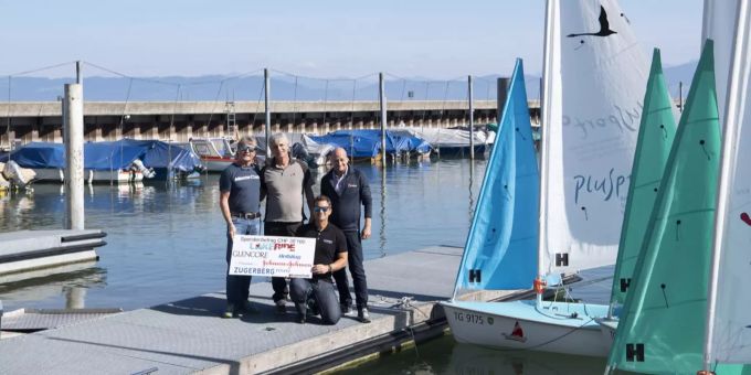 Dieter Hofer vom Verein Lakeride, Willi Lutz vom Verein Sailability.ch, Daniel Schärer von Zugsports und Thomas Erne von der Stiftung Cerebral bei der Checkübergabe am Hafen von Arbon (von links).