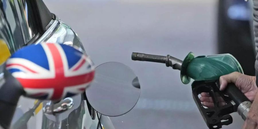 Tanken wird immer teurer - auch in Grossbritannien. Foto: Frank Augstein/AP/dpa