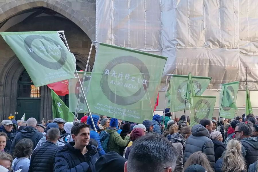 Auch die Gruppe Aletheia nahm an der Demo teil. Dabei handelt es sich um eine Gruppierung aus dem Gesundheitsbereich.