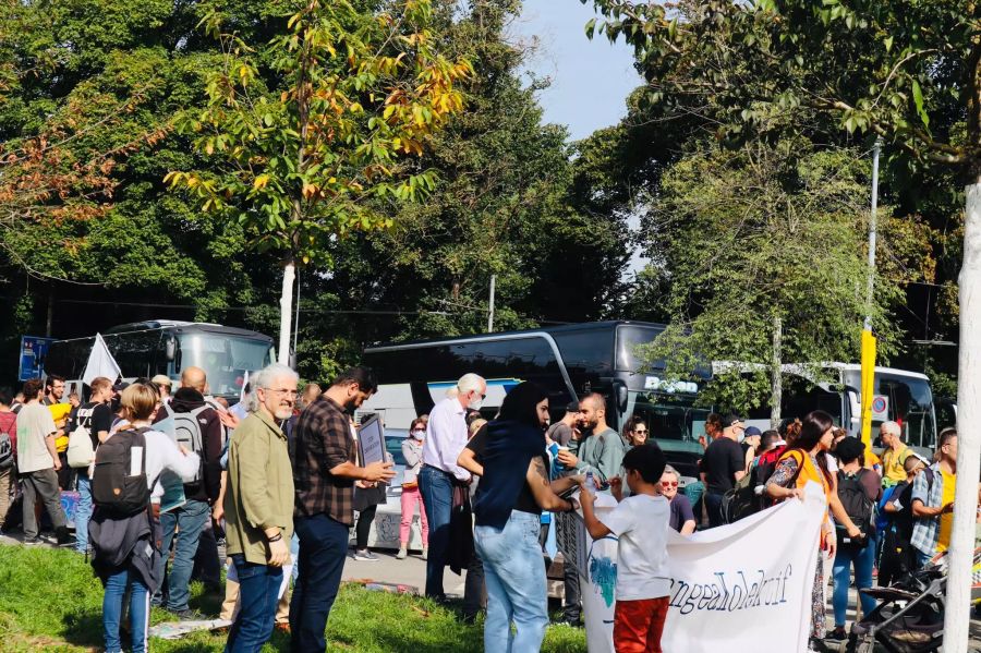 Flüchtlinge kommen mit grossen Bussen an die Demo.