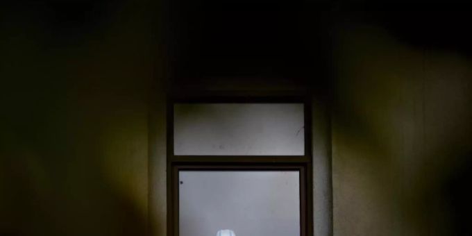 Medizinisches Personal blickt aus dem Fenster einer Covid-19-spezifischen Krankenhausabteilung in Bukarest. Das EU-Land gilt nun als Corona-Hochrisikogebiet. Foto: Vadim Ghirda/AP/dpa Medizinisches Personal blickt aus dem Fenster einer Covid-19-spezifischen Krankenhausabteilung in Bukarest. Das EU-Land gilt nun als Corona-Hochrisikogebiet. Foto: Vadim Ghirda/AP/dpa