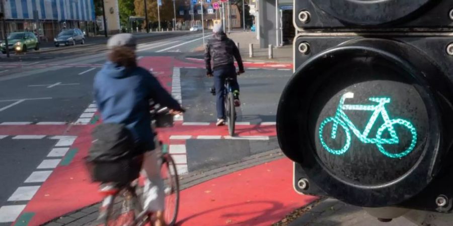 Fahrradfahrende sollten sich auf den Verkehr konzentrieren. Foto: Demy Becker/dpa