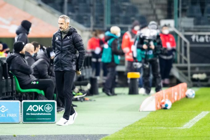Trainer Adi Hütter im Spiel zwischen Borussia Mönchengladbach und dem SC Freiburg. Adi Hütter Borussia Mönchengladbach