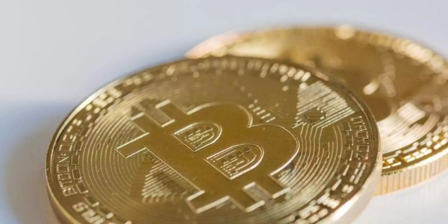 Zwei Bitcoin-Münzen liegen - als Illustration - auf einem Tisch. Foto: Fernando Gutierrez-Juarez/dpa-Zentralbild/dpa