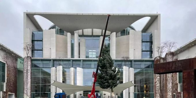 Es wird weihnachtlich: Mit Hilfe eines Tiefladers wird eine Colorado-Tanne am Bundeskanzleramt aufgestellt. Foto: Paul Zinken/dpa Es wird weihnachtlich: Mit Hilfe eines Tiefladers wird eine Colorado-Tanne am Bundeskanzleramt aufgestellt. Foto: Paul Zinken/dpa
