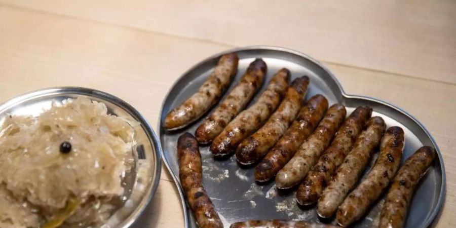 Nichts für Vegetarier: Nürnberger Bratwürste. Foto: Daniel Karmann/dpa
