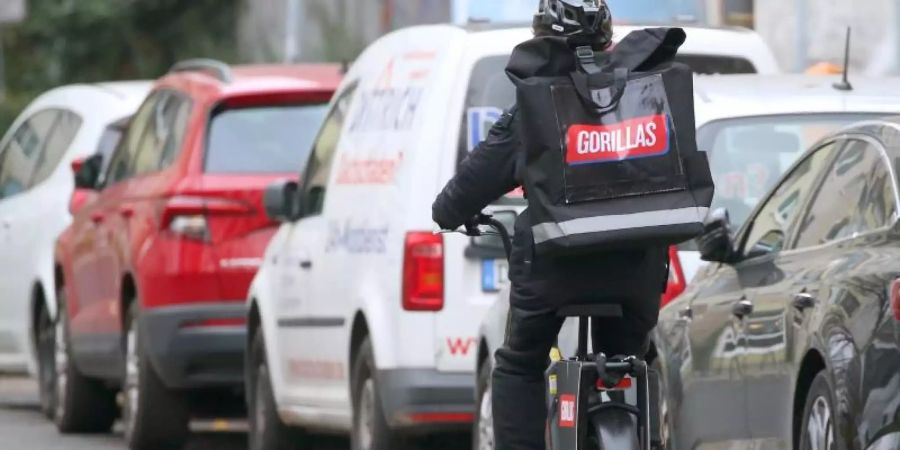 Ein Mitarbeiter des Lebensmittel-Lieferdienstes Gorillas fährt durch die Strassen der Hauptstadt. Foto: Wolfgang Kumm/dpa