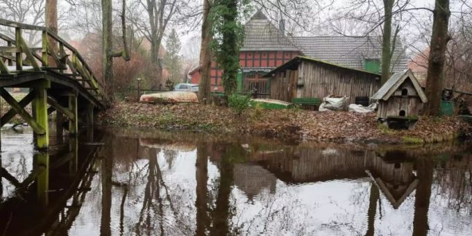 In diesem Haus in Fischerhude wurden diese Woche zwei Menschen tot aufgefunden. Foto: Julian Stratenschulte/dpa In diesem Haus in Fischerhude wurden diese Woche zwei Menschen tot aufgefunden. Foto: Julian Stratenschulte/dpa
