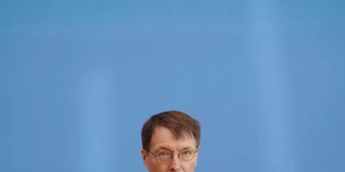 Gesundheitsminister Karl Lauterbach geht von einer deutlich höheren Inzidenz in Deutschland aus. Foto: Kay Nietfeld/dpa Gesundheitsminister Karl Lauterbach geht von einer deutlich höheren Inzidenz in Deutschland aus. Foto: Kay Nietfeld/dpa