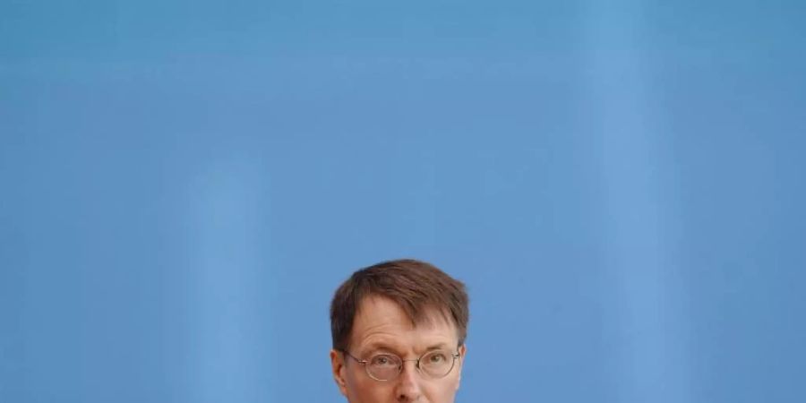 Gesundheitsminister Karl Lauterbach geht von einer deutlich höheren Inzidenz in Deutschland aus. Foto: Kay Nietfeld/dpa