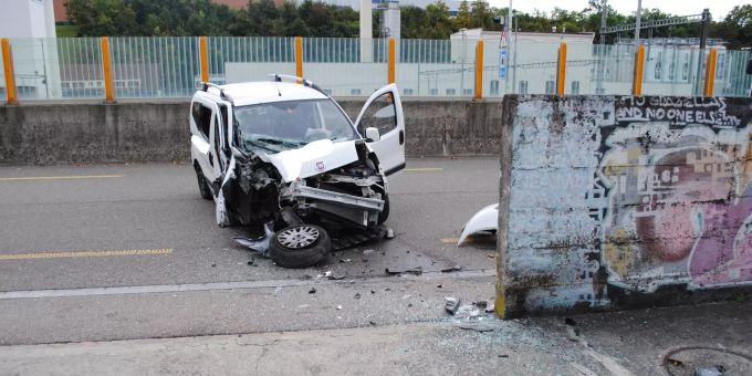 Beim Unfall entstand ein Totalschaden am Auto. polizei