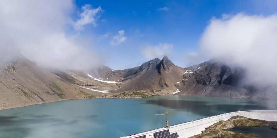 Die Fläche der Solananlage an der Muttsee-Staumauer im Kanton Glarus entspricht rund 1,5 Fussballfeldern. Knapp 5000 Solarmodule mit insgesamt 2,2 Megawatt Leistung werden den Strombedarf von rund 740 durchschnittlichen Vierpersonenhaushalten produzieren.