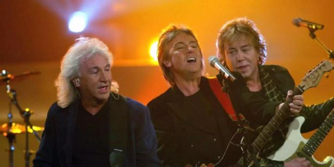 Terry Uttley (l-r), Chris Norman (m.) und Alan Silson beim Finale der ProSieben-Show "Comeback - die grosse Chance" 2004. Foto: Jörg Carstensen/dpa Terry Uttley (l-r), Chris Norman (m.) und Alan Silson beim Finale der ProSieben-Show "Comeback - die grosse Chance" 2004. Foto: Jörg Carstensen/dpa
