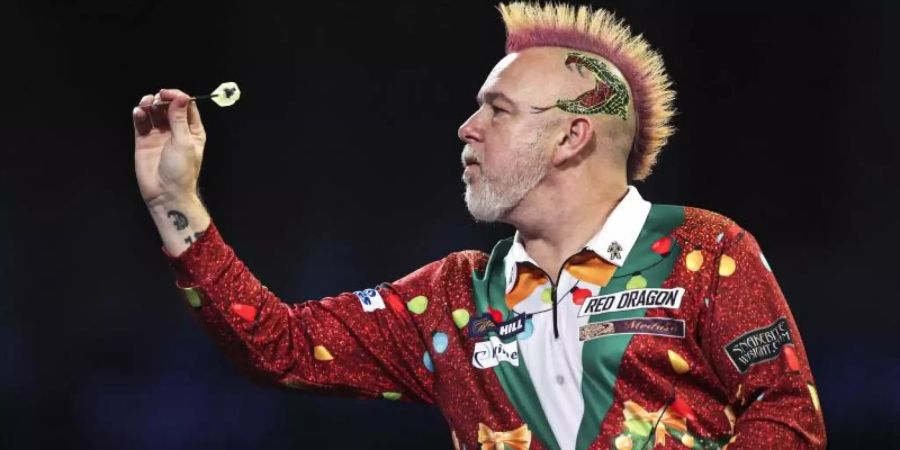 Darts-Star Peter Wright im Weihnachtsoutfit. Foto: Kieran Cleeves/PA Wire/dpa