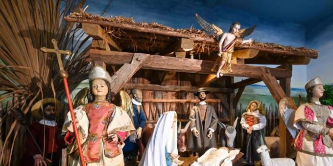 Die Barockkrippe mit mehreren Figuren ist im Foyer der Benediktierinnen-Abtei St. Erentraud in Kellenried aufgebaut. Die Figuren stammen aus dem 17. und 18. Jahrhundert aus dem Salzburger Land und gehörten ursprünglich zu unterschiedlichen Krippen. Foto: Felix Kästle/dpa Die Barockkrippe mit mehreren Figuren ist im Foyer der Benediktierinnen-Abtei St. Erentraud in Kellenried aufgebaut. Die Figuren stammen aus dem 17. und 18. Jahrhundert aus dem Salzburger Land und gehörten ursprünglich zu unterschiedlichen Krippen. Foto: Felix Kästle/dpa